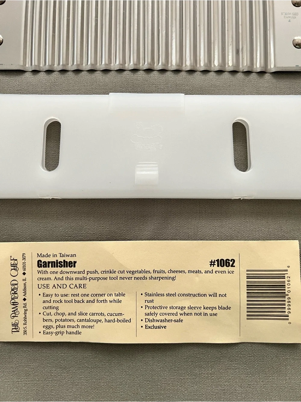The Pampered Chef Crinkle Cutter Garnisher - #1062 retired